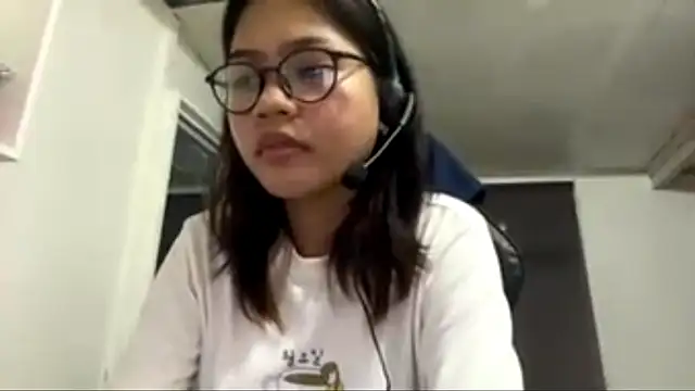Snapshot of SalleyRoloff chatting on 06-03-26, 02:33 SalleyRoloff online show from 06-03-26, 02:33