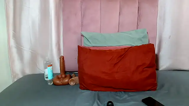 Snapshot of Tianaah chatting on 07-10-26, 02:39 Tianaah online show from 07-10-26, 02:39