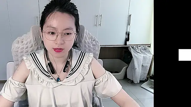 Snapshot of Erya-369 chatting on 05-21-26, 06:33 Erya-369 online show from 05-21-26, 06:33