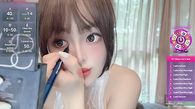 Snapshot of Elleeeee chatting on 07-25-26, 12:40 Elleeeee online show from 07-25-26, 12:40