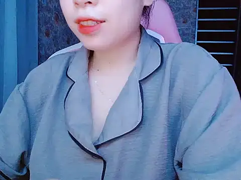 Snapshot of Julie_Ulie chatting on 05-27-26, 02:24 Julie Ulie online show from 05-27-26, 02:24