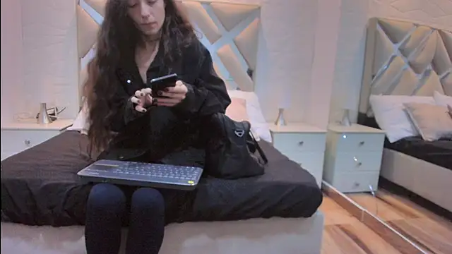 Snapshot of valentinasu chatting on 06-01-26, 11:32 valentinasu online show from 06-01-26, 11:32