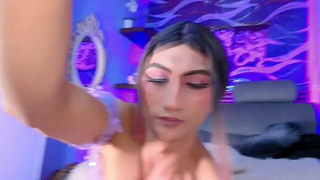 Snapshot of Cloee_cameron chatting on 06-17-26, 04:01 Cloee cameron online show from 06-17-26, 04:01