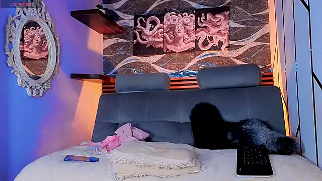 Snapshot of Cloee_cameron chatting on 06-24-26, 07:55 Cloee cameron online show from 06-24-26, 07:55