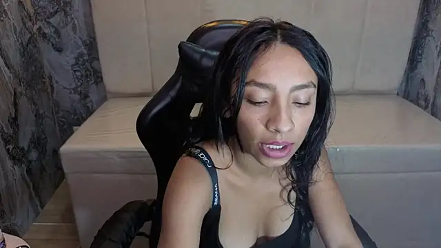 Snapshot of Adarasuri_v chatting on 06-27-26, 03:23 Adarasuri v online show from 06-27-26, 03:23