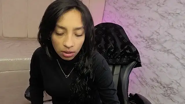 Snapshot of Adarasuri_v chatting on 06-13-26, 03:04 Adarasuri v online show from 06-13-26, 03:04