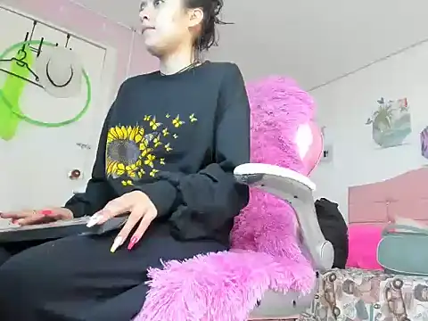 ivyyemerald  online show from 05-22-26, 12:03