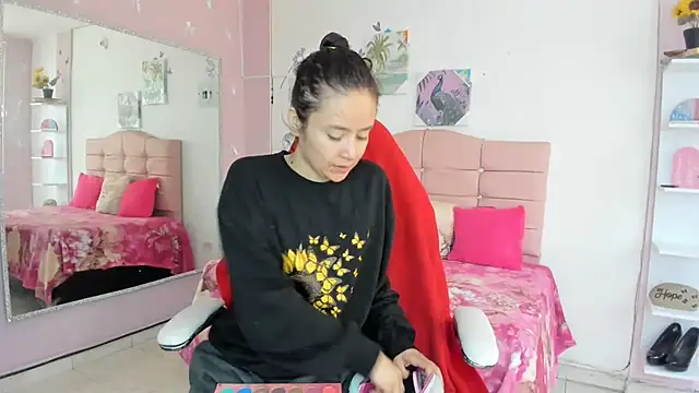 Snapshot of ivyyemerald_ chatting on 07-08-26, 01:56 ivyyemerald online show from 07-08-26, 01:56