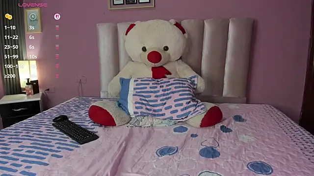Snapshot of ORIANNA_21 chatting on 06-17-26, 09:14 ORIANNA 21 online show from 06-17-26, 09:14