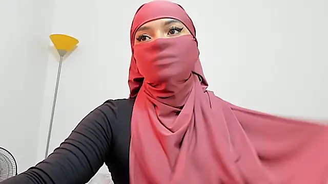 Snapshot of Samira_1 chatting on 05-28-26, 08:26 Samira 1 online show from 05-28-26, 08:26