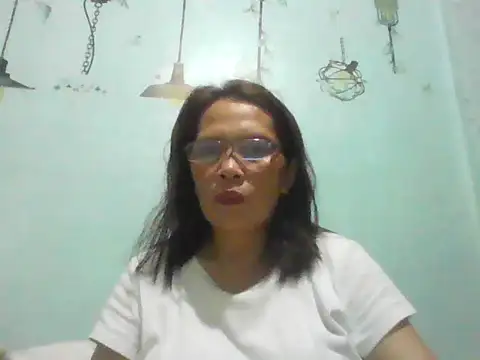 Snapshot of momshe2026 chatting on 06-18-26, 01:16 momshe2026 online show from 06-18-26, 01:16