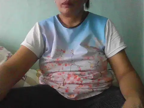 Snapshot of momshe2026 chatting on 07-03-26, 08:43 momshe2026 online show from 07-03-26, 08:43