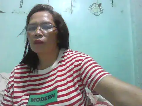 Snapshot of momshe2026 chatting on 06-20-26, 08:03 momshe2026 online show from 06-20-26, 08:03