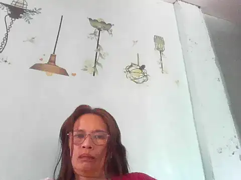 Snapshot of momshe2026 chatting on 06-17-26, 04:23 momshe2026 online show from 06-17-26, 04:23