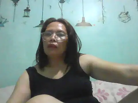 Snapshot of momshe2026 chatting on 05-30-26, 08:03 momshe2026 online show from 05-30-26, 08:03
