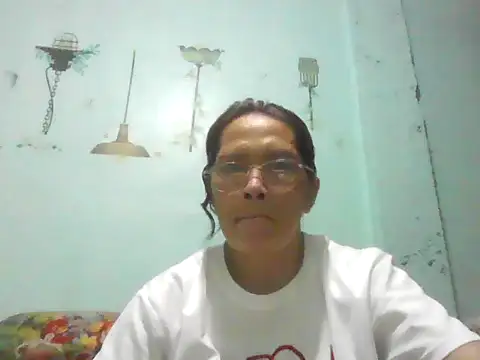 Snapshot of momshe2026 chatting on 06-15-26, 11:10 momshe2026 online show from 06-15-26, 11:10