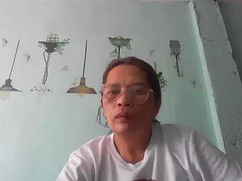 Snapshot of momshe2026 chatting on 06-14-26, 07:09 momshe2026 online show from 06-14-26, 07:09