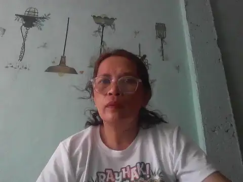 Snapshot of momshe2026 chatting on 05-30-26, 07:58 momshe2026 online show from 05-30-26, 07:58