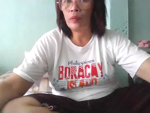 Snapshot of momshe2026 chatting on 07-19-26, 06:11 momshe2026 online show from 07-19-26, 06:11