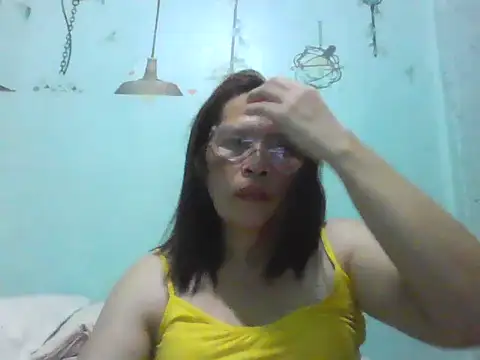 Snapshot of momshe2026 chatting on 06-09-26, 01:34 momshe2026 online show from 06-09-26, 01:34