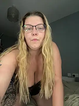 Snapshot of LucieLouBabe chatting on 06-07-26, 10:37 LucieLouBabe online show from 06-07-26, 10:37