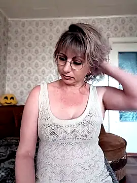 Snapshot of Kitty-MEOWW chatting on 06-14-26, 04:19 Kitty-MEOWW online show from 06-14-26, 04:19