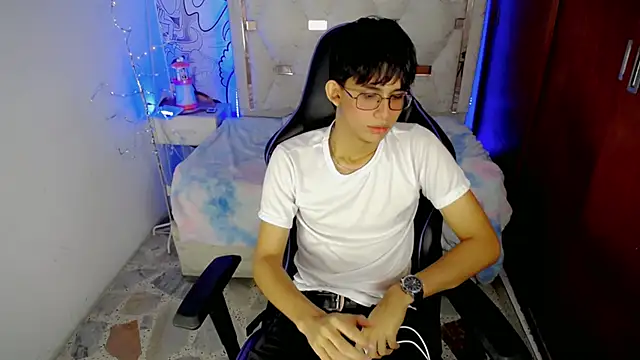 Snapshot of zxvn_n chatting on 06-01-26, 01:44 zxvn n online show from 06-01-26, 01:44