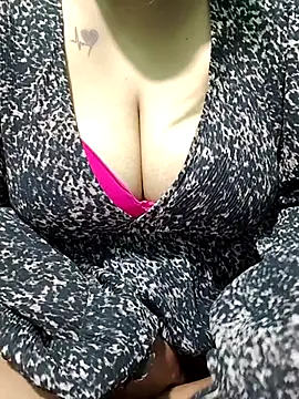 Snapshot of heena7348 chatting on 06-05-26, 04:17 heena7348 online show from 06-05-26, 04:17