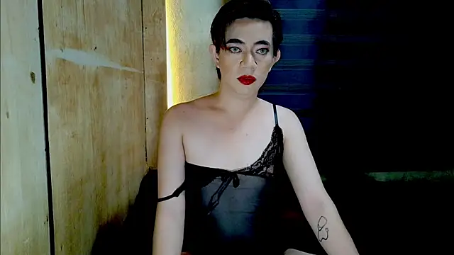 Snapshot of Pretty_Bug chatting on 05-28-26, 12:44 Pretty Bug online show from 05-28-26, 12:44