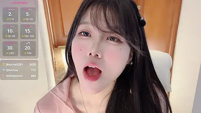 Snapshot of April_UU chatting on 06-16-26, 02:44 April UU online show from 06-16-26, 02:44