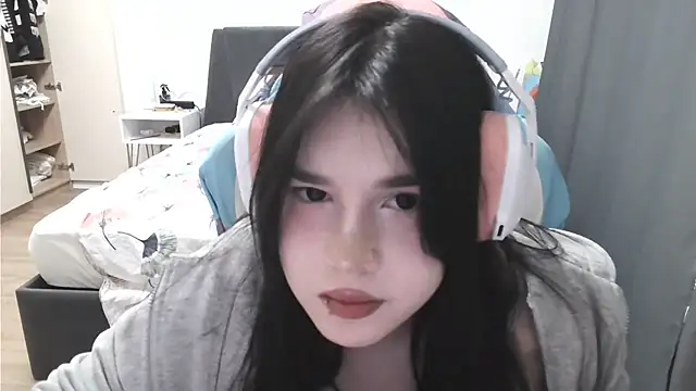 Snapshot of LunarMia chatting on 05-28-26, 10:11 LunarMia online show from 05-28-26, 10:11