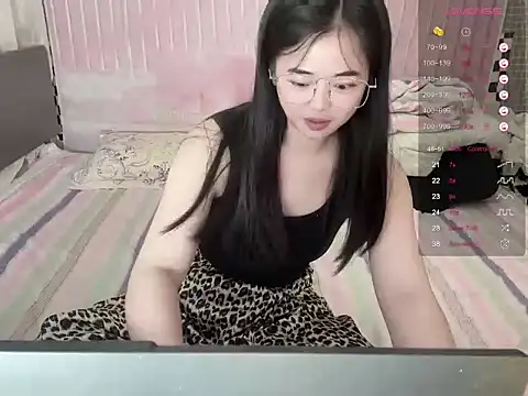 Snapshot of Lili-0521 chatting on 06-10-26, 03:57 Lili-0521 online show from 06-10-26, 03:57