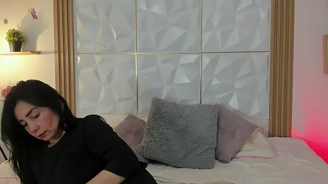 Snapshot of Anniee_333 chatting on 06-16-26, 01:44 Anniee 333 online show from 06-16-26, 01:44