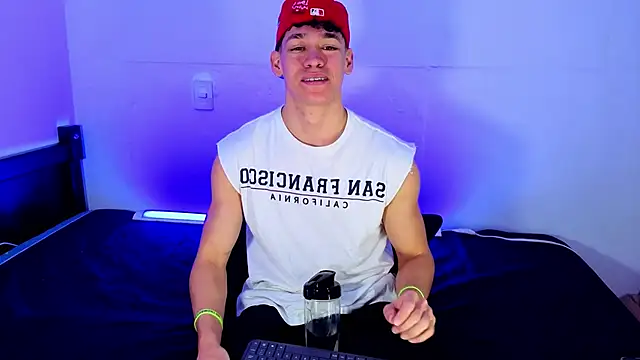 Snapshot of Luke_Muscle chatting on 06-05-26, 02:01 Luke Muscle online show from 06-05-26, 02:01
