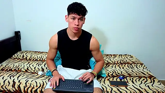 Snapshot of Luke_Muscle chatting on 06-15-26, 04:01 Luke Muscle online show from 06-15-26, 04:01
