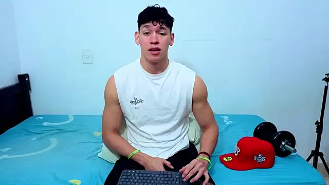 Snapshot of Luke_Muscle chatting on 06-11-26, 02:25 Luke Muscle online show from 06-11-26, 02:25