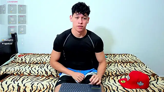 Snapshot of Luke_Muscle chatting on 06-18-26, 11:54 Luke Muscle online show from 06-18-26, 11:54