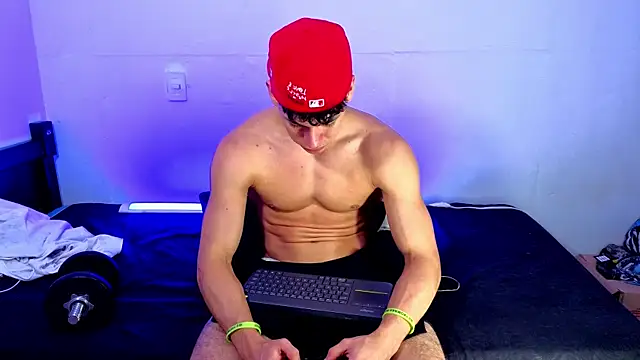 Snapshot of Luke_Muscle chatting on 06-06-26, 02:06 Luke Muscle online show from 06-06-26, 02:06