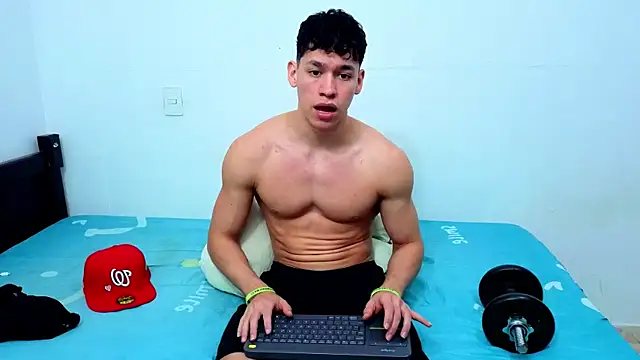 Snapshot of Luke_Muscle chatting on 06-10-26, 02:46 Luke Muscle online show from 06-10-26, 02:46