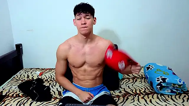 Snapshot of Luke_Muscle chatting on 06-19-26, 02:12 Luke Muscle online show from 06-19-26, 02:12