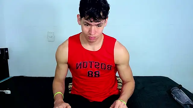 Snapshot of Luke_Muscle chatting on 06-03-26, 12:28 Luke Muscle online show from 06-03-26, 12:28