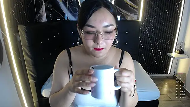 Snapshot of Alejandra_Monroy chatting on 05-27-26, 08:05 Alejandra Monroy online show from 05-27-26, 08:05