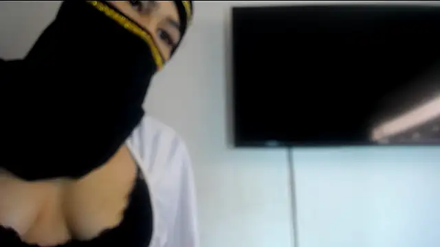 Snapshot of Fox_Loves chatting on 05-28-26, 12:44 Fox Loves online show from 05-28-26, 12:44