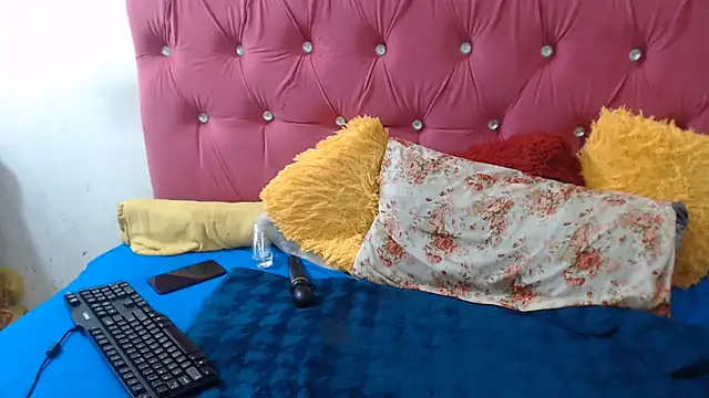 PEACHESX25x online show from 07-06-26, 04:52
