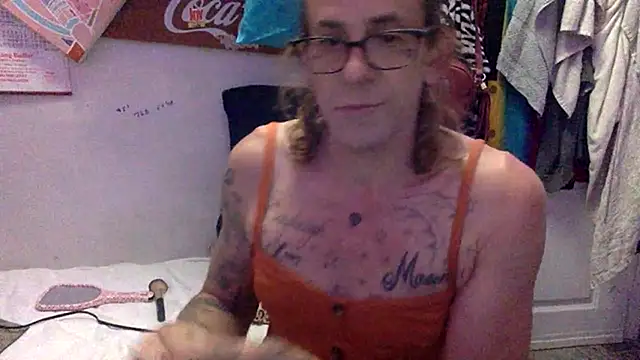 Snapshot of VanillaSnowcones chatting on 05-28-26, 01:13 VanillaSnowcones online show from 05-28-26, 01:13