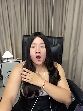 Snapshot of Luckysisi-s chatting on 06-15-26, 02:39 Luckysisi-s online show from 06-15-26, 02:39