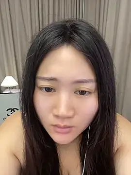 Snapshot of Luckysisi-s chatting on 06-20-26, 02:33 Luckysisi-s online show from 06-20-26, 02:33