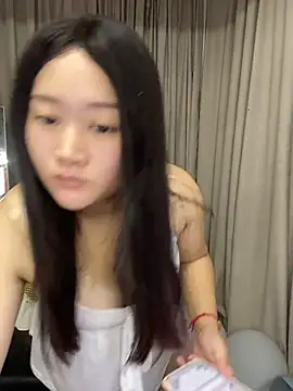 Snapshot of Luckysisi-s chatting on 06-22-26, 02:50 Luckysisi-s online show from 06-22-26, 02:50