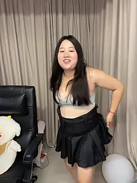 Snapshot of Luckysisi-s chatting on 06-27-26, 02:17 Luckysisi-s online show from 06-27-26, 02:17