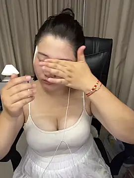 Snapshot of Luckysisi-s chatting on 06-14-26, 02:07 Luckysisi-s online show from 06-14-26, 02:07